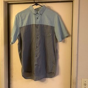 VANS BUTTON UP T SHIRT LARGE